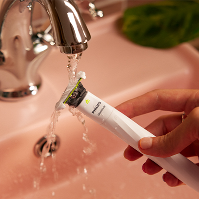 Golenie na mokro wodoodporną maszynką do golenia miejsc intymnych OneBlade.