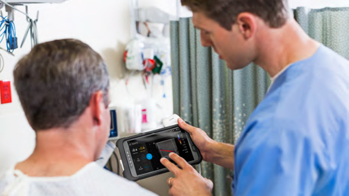 Doktor pracujący z użyciem tabletu