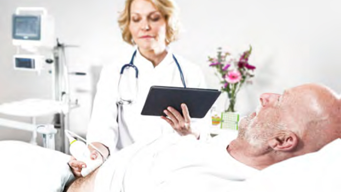 Pielęgniarka korzystająca z produktu Lumify