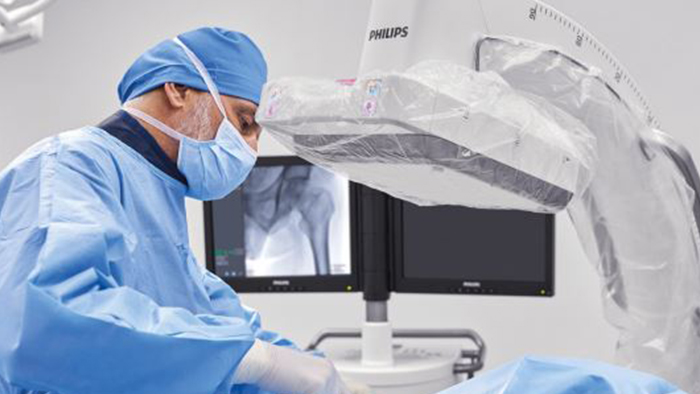 Chirurg operujący przy użyciu mobilnego ramienia c