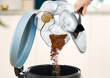 Opr&oacute;żnianie i czyszczenie pojemnika na kurz i odpadki w odkurzaczu bezworkowym. 