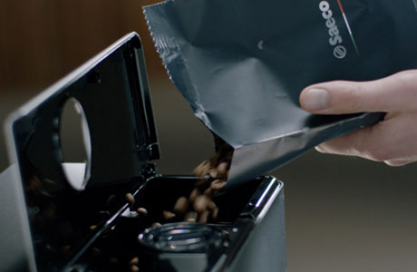 Napełnij zbiornik wody i pojemnik na ziarna kawy