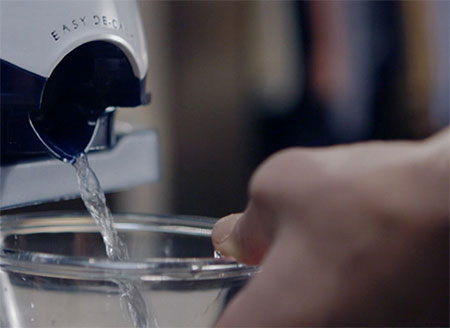 Jak w łatwy spos&oacute;b usuwać kamień z żelazka?