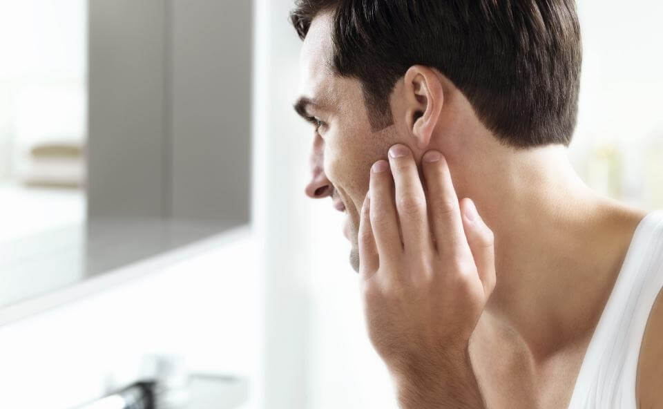 W trakcie zapuszczania włos&oacute;w warto przycinać boki tak, aby wyglądać jak najkorzystniej. 