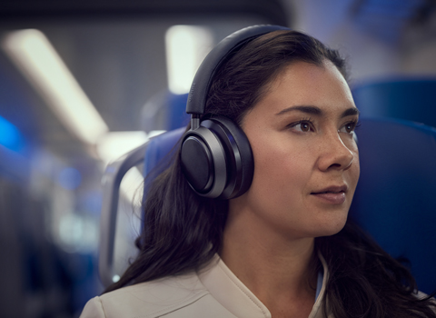 Zadowolony mężczyzna korzystający z urządzenia Fidelio