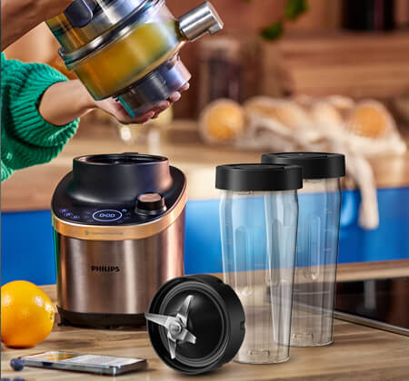 Blender z sokowir&oacute;wką wraz z dołączonymi do urządzenia wytrzymałymi bidonami z tritanu, umożliwiającymi bezpośrednie blendowanie, a także przechowywanie sok&oacute;w i koktajli.