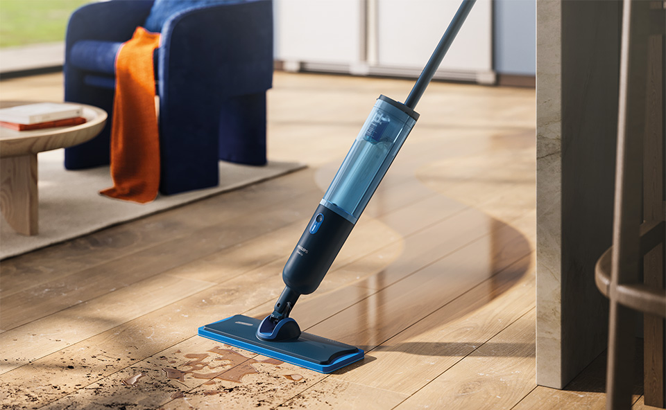 Elektryczny mop myjący podłogę derwnianą w salonie