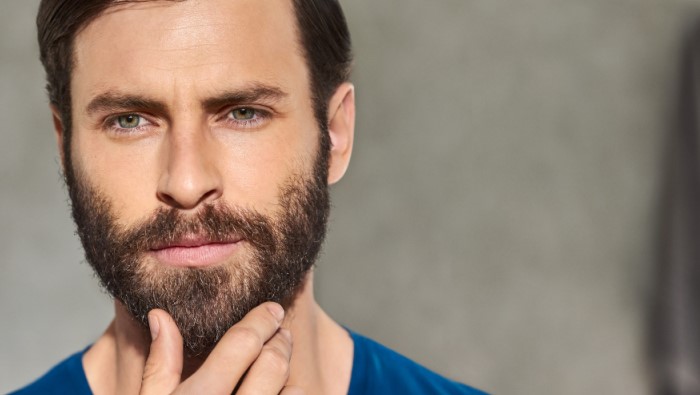 Wypadanie włos&oacute;w z brody - co może być przyczyną?
