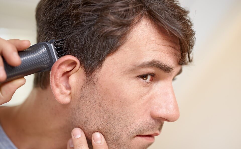 Strzyżenie włos&oacute;w męskich maszynką elektryczną.