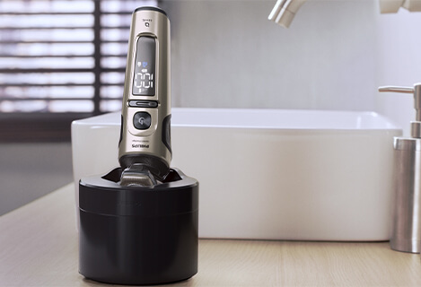 Automatyczna stacja czyszcząca Quick Clean Pod do golarki rotacyjnej umożliwiająca szybkie i dokładane oczyszczenie głowicy z zarostu i włosk&oacute;w zalegających po goleniu.