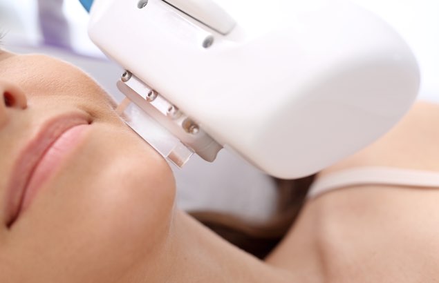 U specjalisty: depilacja laserowa twarzy