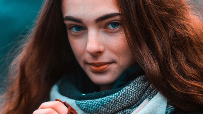 Czym ujarzmić puszące się włosy 