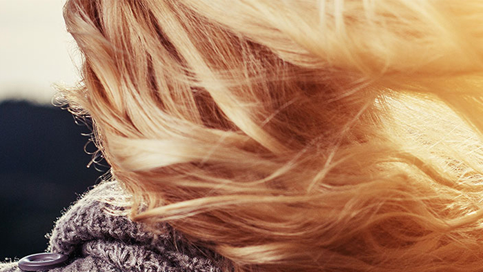 Rozdwojone końc&oacute;wki włos&oacute;w &ndash; przyczyny i sposoby na zniszczone końce