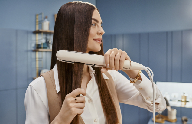 Spos&oacute;b na błyszczące włosy &ndash; lśniące włosy z prostownicą