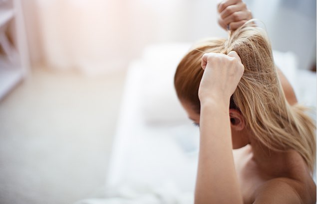 Łatwe upięcia włos&oacute;w cienkich: puszysty kucyk