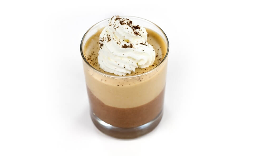 Deser kawowy z czekoladą i bitą śmietaną. 