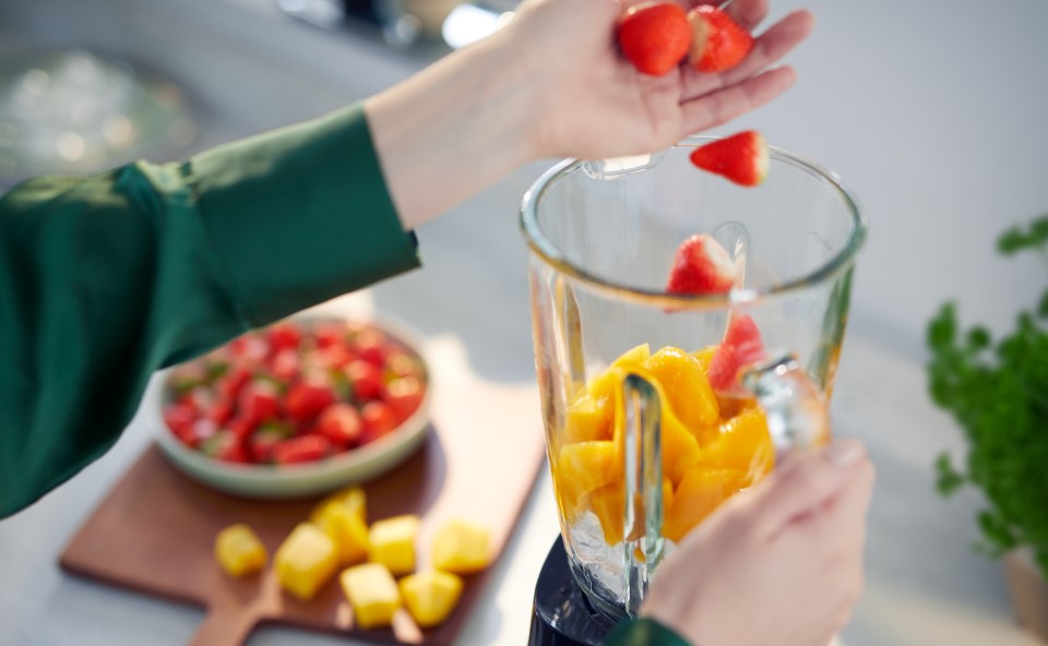 Blender kielichowy do przygotowywania owocowych sok&oacute;w.