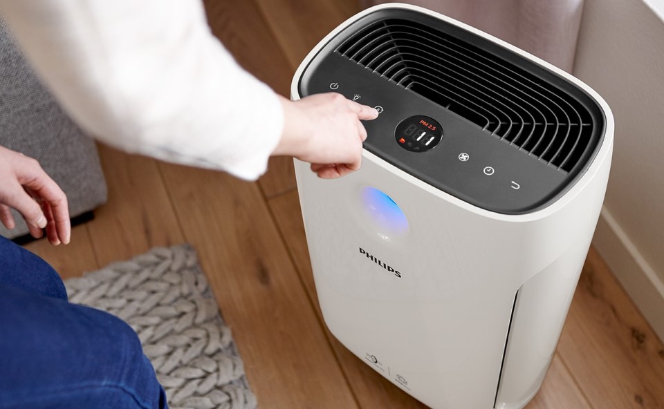 Domowy oczyszczacz powietrza z aplikacją mobilną.