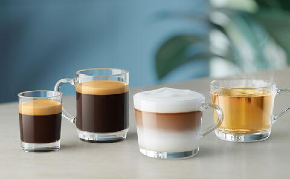 Esresso, czarna kawa, kawa latte oraz herbata stojące na stole