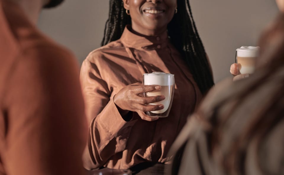 Spotkanie znajomych pijących cermel latte