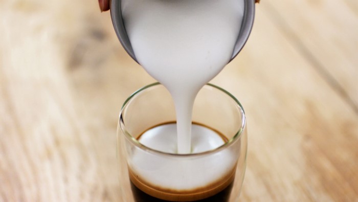 Mleko do spieniania - ciepłe czy zimne? Jakiego rodzaju używać?