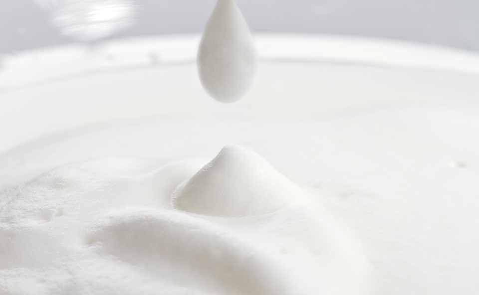 Gęsta i drobnopęcherzykowa mleczna pianka.