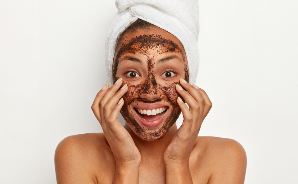 Kobieta wykonuje peeling kawowy