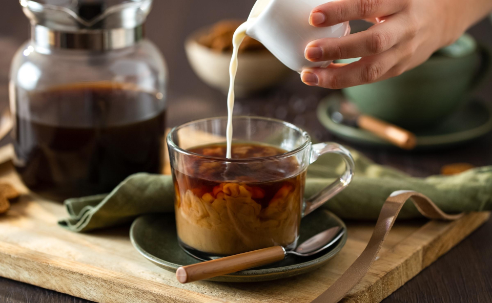 Dwie szklanki z kawą clod brew i mrożoną. 