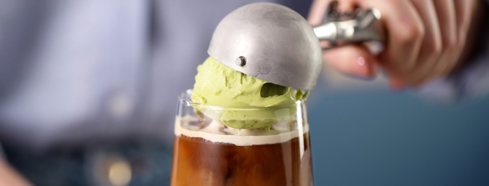 Kawa podana z gałką lod&oacute;w.