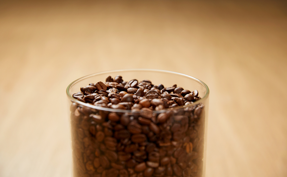 Kawa ziarnista wsypana do szklanki