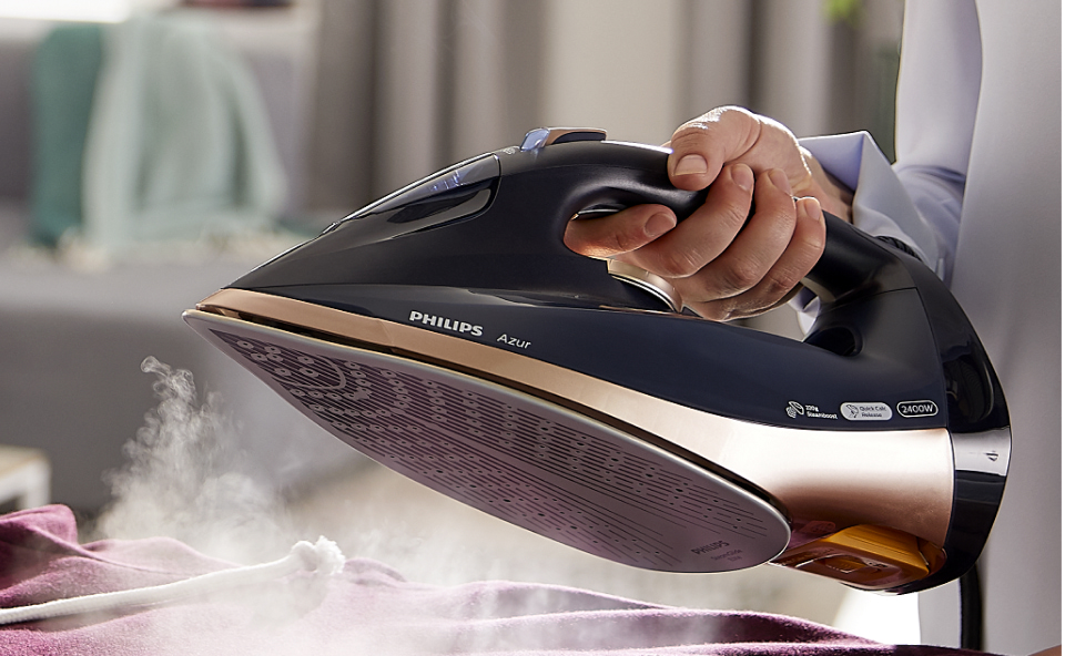 Czarne żelazko Philips z widocznym wyrzutem pary