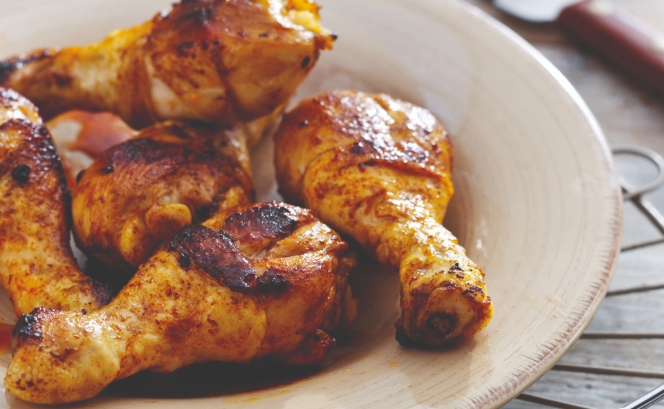 Pałki z kurczaka przygotowane we frytkownicy beztłuszczowej i podane na talerzu.