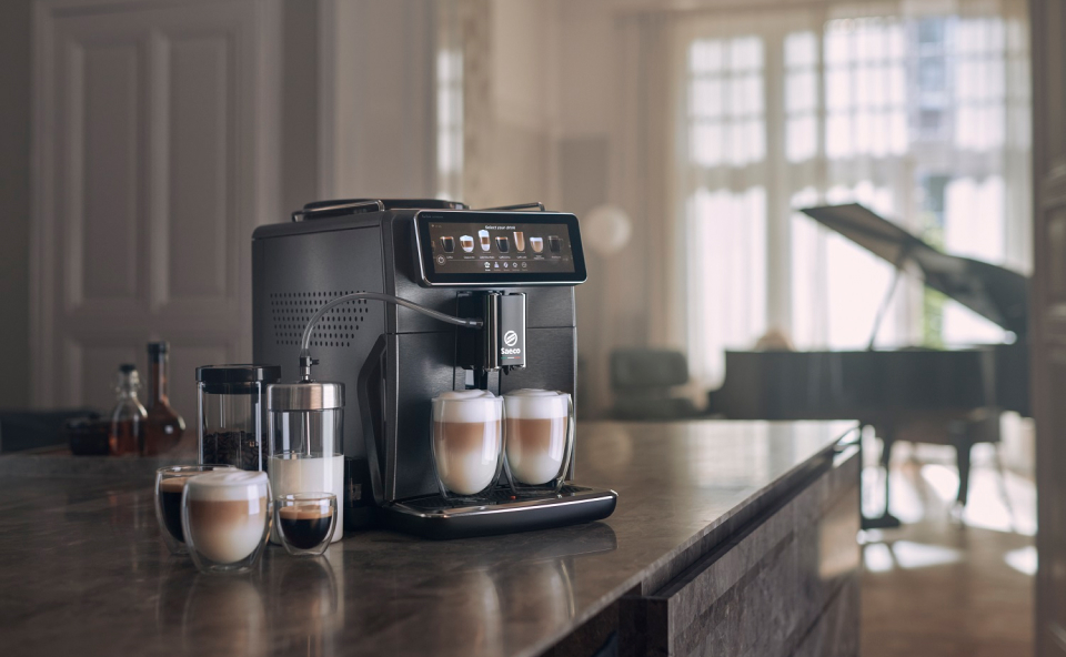 Widok ekspresu do kawy kt&oacute;ry przyrządził kilka kaw latte i espresso