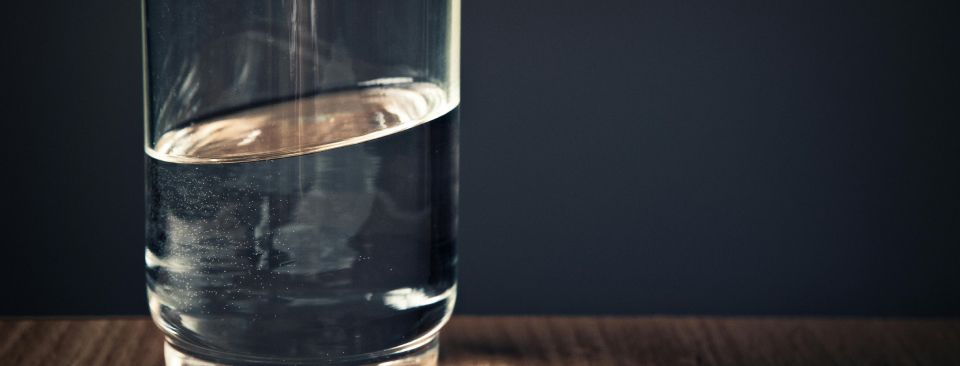 Kobieta rozmawia ze znajomym, pijąc przy tym kawę espresso z ekspresu.