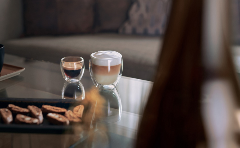 Stojące na stoliku w salonie dwie kawy, zrobione w ekspresie