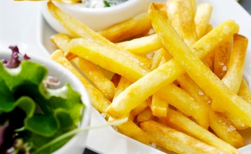 Chrupiące cienkie frytki przygotowane w frytkownicy beztłuszczowej, maczane w dipie śmietanowym.