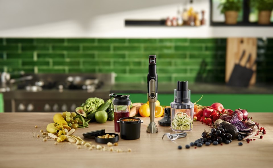 Blender ręczny z zestawem akcesori&oacute;w w kuchni.