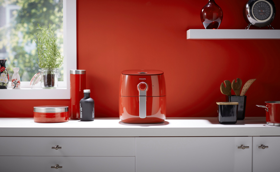 Czerwone urządzenie airfryer stojące na blacie w kuchnii