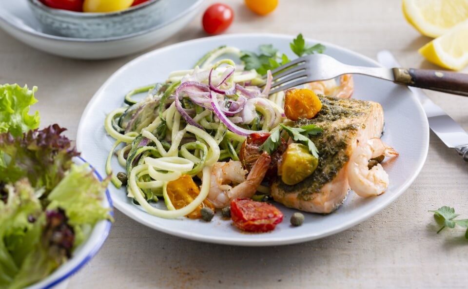 Domowe danie z makaronem warzywnym.