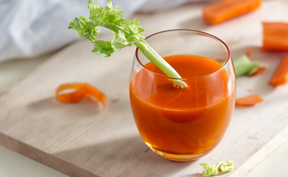 Sok marchwiowy  jest dobrym źr&oacute;dłem beta-karotenu.