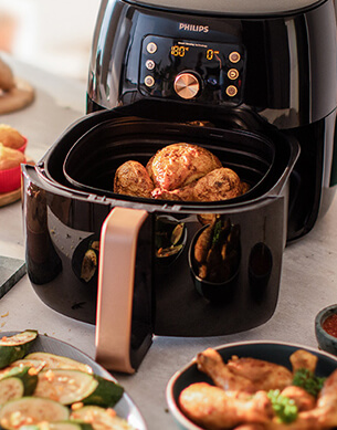 Ovi stojący na stole wśr&oacute;d innych przygotowanych potraw