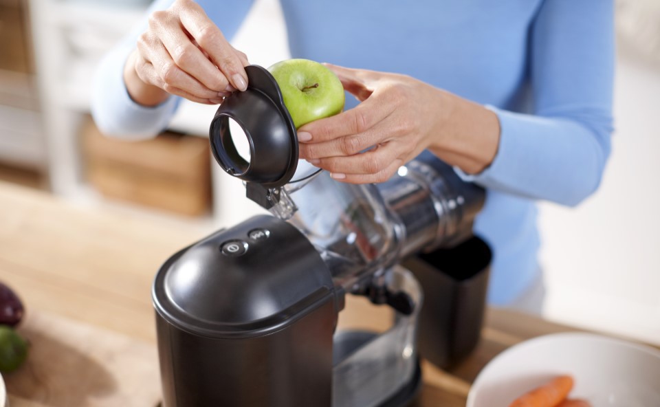 Wyciskarka do sok&oacute;w nie wymaga obierania i krojenia owoc&oacute;w.