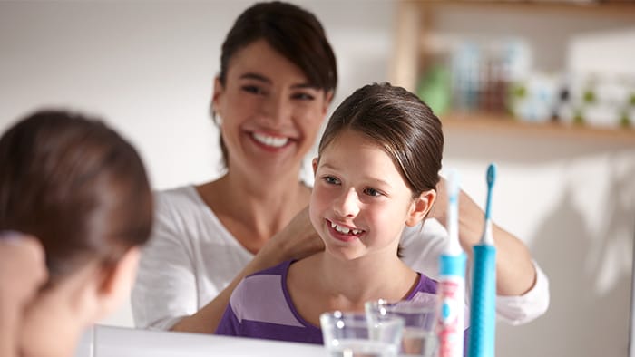 Szczoteczka soniczna czy elektryczna? Czym się r&oacute;żnią i kt&oacute;rą wybrać?