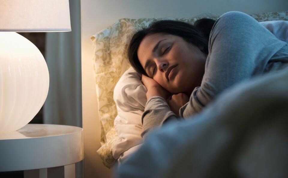 Kobieta zasypia w świeżo wyprasowanej pościeli