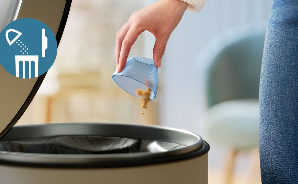 Kobieta wyrzuca do kosza, pozostałości materiału po użyciu golarki do ubrań.