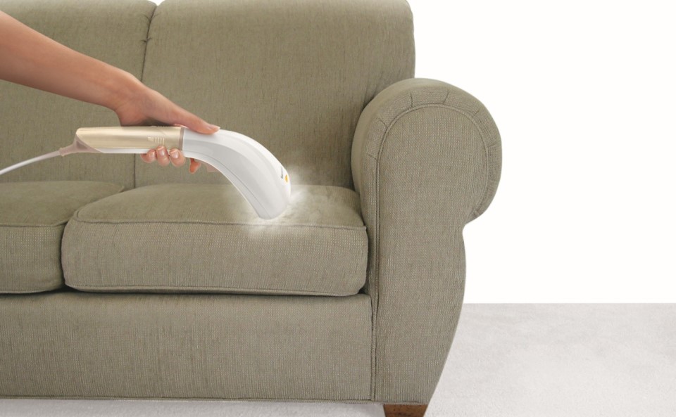 Odświeżanie kanapy za pomocą parownicy.