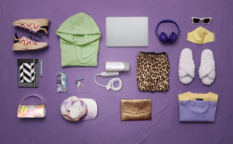 Składany steamer, przygotowany do spakowania do walizki, kt&oacute;ry w podr&oacute;ży będzie pełnił rolę żelazka turystycznego.