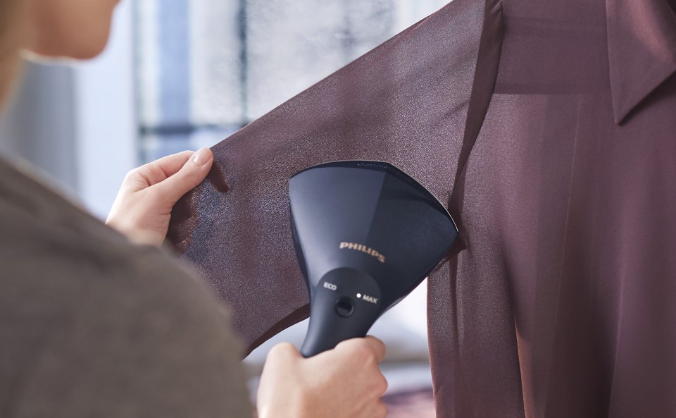 Usuwanie zapachu potu z koszuli parownicą ręczną. 