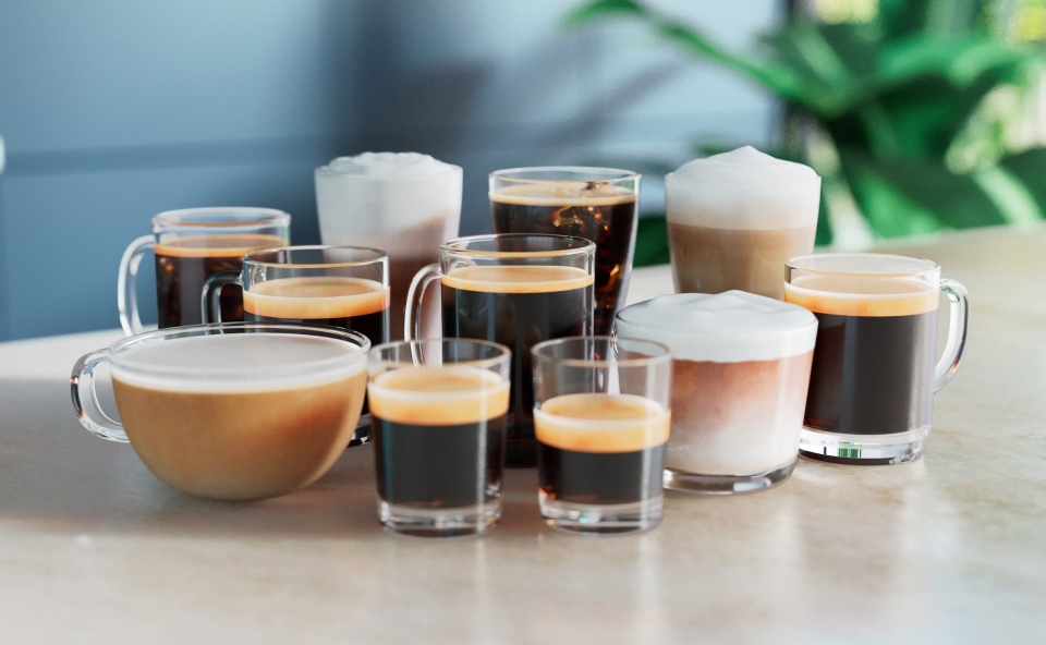 Na blacie w kuchni ustawione kilka szklanek z różnego typu kawą, przygotowane w ekspresie.