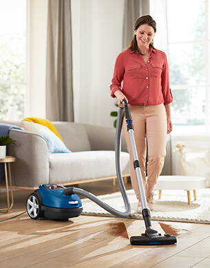 Kobieta odkurzająca pok&oacute;j